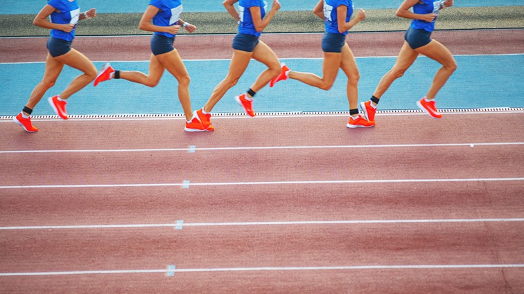 阿图什杯球员进球后跑上看台给母亲献花，后两黄变一红被罚下